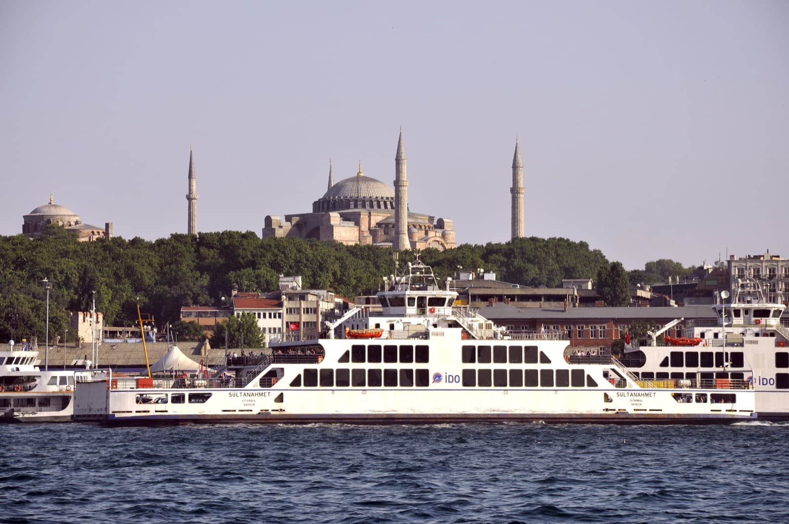 Ferry urbano cruzando el Bósforo con la silueta de la península histórica de Estambul al fondo